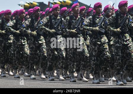 Soldaten der Nationalen Streitkräfte Indonesiens (TNI) bestiegen während der Festumzug 74. auf dem Luftwaffenstützpunkt Halim Perdanakusuma, Jakarta, Oktober 5,2019, Kampffahrzeuge. TNI zeigt verschiedene Arten von Ausrüstung des Hauptverteidigungssystems, wie Panzer und andere. (Foto von Dasril Roszandi/NurPhoto) Stockfoto