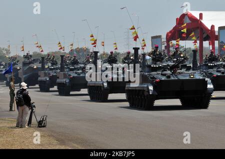 Soldaten der Nationalen Streitkräfte Indonesiens (TNI) bestiegen während der Festumzug 74. auf dem Luftwaffenstützpunkt Halim Perdanakusuma, Jakarta, Oktober 5,2019, Kampffahrzeuge. TNI zeigt verschiedene Arten von Ausrüstung des Hauptverteidigungssystems, wie Panzer und andere. (Foto von Dasril Roszandi/NurPhoto) Stockfoto