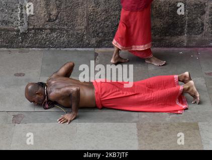 Anhänger bieten Gebete auf dem Boden am Kamakhya Tempel während Maha Saptami von Durga puja Festival, in Guwahati, Assam, Indien Samstag, 5. Oktober, 2019. (Foto von David Talukdar/NurPhoto) Stockfoto