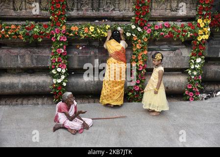 Gläubige bieten Gebete im Kamakhya Tempel während des Maha Saptami von Durga puja Festivals, in Guwahati, Assam, Indien Samstag, 5. Oktober, 2019. (Foto von David Talukdar/NurPhoto) Stockfoto