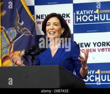 New York, NY, USA. 3.. November 2022. Die New Yorker Gouverneurin Kathy Hochul spricht am 3. November 2022 während einer Kundgebung mit US-Vizepräsidentin Kamala Harris und der ehemaligen US-Außenministerin Hillary Clinton in New York Cit. (Bild: © Debra L. Rothenberg/ZUMA Press Wire) Stockfoto