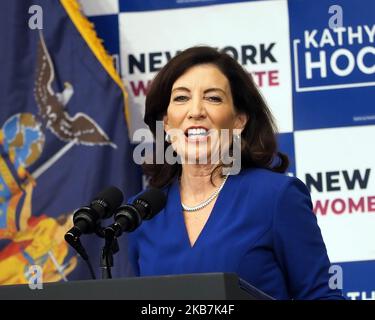 New York, NY, USA. 3.. November 2022. Die New Yorker Gouverneurin Kathy Hochul spricht am 3. November 2022 während einer Kundgebung mit US-Vizepräsidentin Kamala Harris und der ehemaligen US-Außenministerin Hillary Clinton in New York Cit. (Bild: © Debra L. Rothenberg/ZUMA Press Wire) Stockfoto