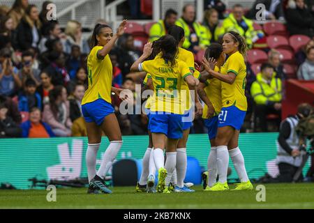 Oliveira Debora von Brazil Women feiert mit ihren Teamkollegen, nachdem sie beim Internationalen Freundschaftsspiel zwischen England Women und Brasilien Women am Samstag, dem 5.. Oktober 2019, im Riverside Stadium, Middlesbrough, einen Treffer erzielt hat. (Foto von Iam Burn/MI News/NurPhoto) Stockfoto