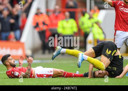 Tiago Silva (28) aus Nottingham Forest und Mathias Jensen (8) aus Brentford während des Sky Bet Championship-Spiels zwischen Nottingham Forest und Brentford am City Ground, Nottingham, am Samstag, dem 5.. Oktober 2019. (Foto von Jon Hobley/MI News/NurPhoto) Stockfoto