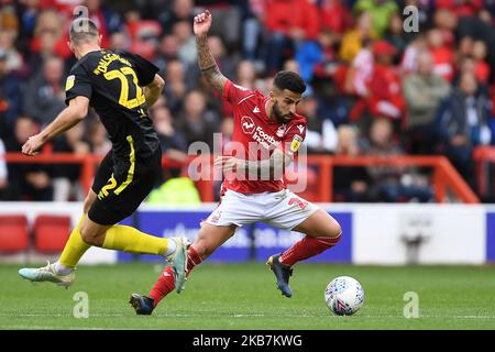 Tiago Silva (28) aus Nottingham Forest schaltet sich am Samstag, dem 5.. Oktober 2019, beim Sky Bet Championship-Spiel zwischen Nottingham Forest und Brentford am City Ground, Nottingham, gegen Henrik Dalsgaard (22) aus Brentford ein. (Foto von Jon Hobley/MI News/NurPhoto) Stockfoto