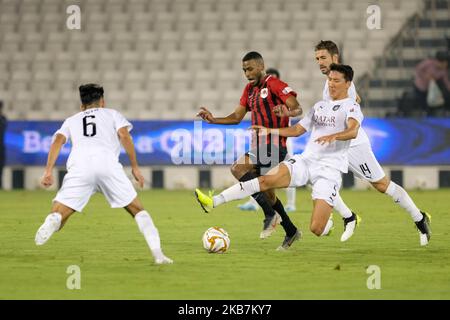 Jung Woo-Young foult Abdulaziz Hatem beim Qatar Stars League-Spiel zwischen Al Sadd und Al Rayyan am 5 2019. Oktober im Jassim bin Hamad Stadion in Doha, Katar. Endergebnis: Al Sadd 2-4 Al Rayyan (Foto von Simon Holmes/NurPhoto) Stockfoto