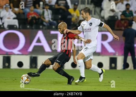 Yacine Brahimi und Gabi kämpfen während des Qatar Stars League-Spiels zwischen Al Sadd und Al Rayyan am 5 2019. Oktober im Jassim bin Hamad Stadion in Doha, Katar, um den Ball. Endergebnis: Al Sadd 2-4 Al Rayyan (Foto von Simon Holmes/NurPhoto) Stockfoto