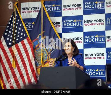 New York, NY, USA. 3.. November 2022. Die New Yorker Gouverneurin Kathy Hochul spricht am 3. November 2022 während einer Kundgebung mit US-Vizepräsidentin Kamala Harris und der ehemaligen US-Außenministerin Hillary Clinton in New York Cit. (Bild: © Debra L. Rothenberg/ZUMA Press Wire) Stockfoto