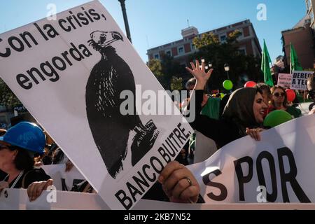 Tausende von Menschen haben am 5. Oktober 2019 in Madrid, Spanien, eine Demonstration für Wohnungen und gegen Vertreibungen zur Vermästung der Geiergelder abgeordnet. (Foto von Antonio Navia/NurPhoto) Stockfoto