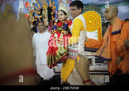 Prosongsa Priota Bondopadhya (5), bekannt als kumari, wird während eines Rituals des Durga Puja Festivals in Dhaka, Bangladesch, am 06. Oktober 2019 als die hindu-Göttin Durga gekleidet. (Foto von Syed Mahamudur Rahman/NurPhoto) Stockfoto