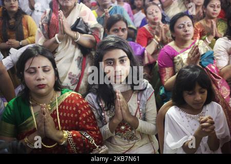 Frauen und Mädchen während der kumari-Puja am 06. Oktober 2019 in Dhaka, Bangladesch. (Foto von Syed Mahamudur Rahman/NurPhoto) Stockfoto