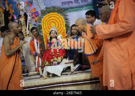 Prosongsa Priota Bondopadhya (5), bekannt als kumari, wird während eines Rituals des Durga Puja Festivals in Dhaka, Bangladesch, am 06. Oktober 2019 als die hindu-Göttin Durga gekleidet. (Foto von Syed Mahamudur Rahman/NurPhoto) Stockfoto