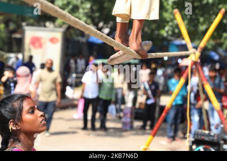 Ein indischer Darsteller auf einem Drahtseil während einer Straßenshow in Neu-Delhi, Indien am 06. Oktober 2019 (Foto von Nasir Kachroo/NurPhoto) Stockfoto