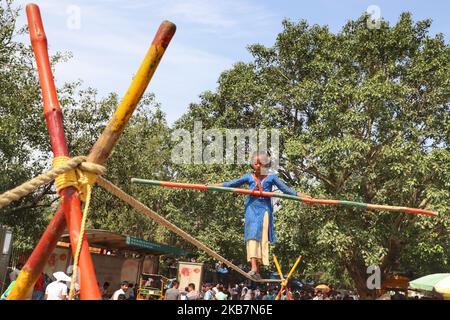 Ein indischer Darsteller auf einem Drahtseil während einer Straßenshow in Neu-Delhi, Indien am 06. Oktober 2019 (Foto von Nasir Kachroo/NurPhoto) Stockfoto