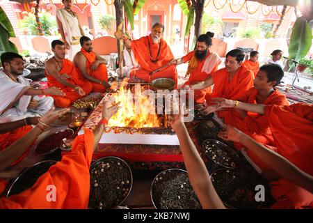 Indische hinduistische Heilige bieten besondere Gebete während des Nine Days Navratri Festivals , am 6. Oktober 2019 in Allahabad. Das Hindu-Fest „Navratri“ oder das neun-Nächte-Fest wird zweimal im Jahr im Frühling und Herbst gefeiert und symbolisiert den Triumph des Guten über das Böse. (Foto von Ritesh Shukla/NurPhoto) Stockfoto