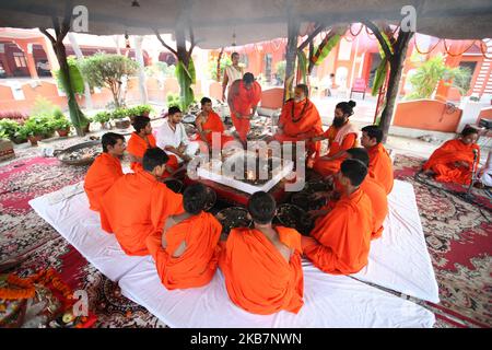 Indische hinduistische Heilige bieten besondere Gebete während des Nine Days Navratri Festivals , am 6. Oktober 2019 in Allahabad. Das Hindu-Fest „Navratri“ oder das neun-Nächte-Fest wird zweimal im Jahr im Frühling und Herbst gefeiert und symbolisiert den Triumph des Guten über das Böse. (Foto von Ritesh Shukla/NurPhoto) Stockfoto