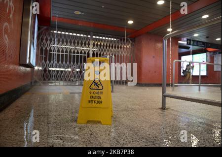 Ein Schild ist in einer überfluteten MTR-Station in Mong Kok in Hongkong zu sehen am 6. Oktober 2019 wurden Pro-Demokratie-Demonstranten monatelang aus Protest der Regierung auf die Straße von Hongkong gebracht. Die Demonstranten haben fünf Hauptforderungen, darunter die Einrichtung einer unabhängigen Untersuchung des Polizeifehlverhaltens während der Behandlung der jüngsten Proteste in Hongkong, hatte die Regierung am 4. Oktober angekündigt, dass sie ein Anti-Maskengesetz mit dem Verbot umsetzen würde, dass Demonstranten während einer legalen oder illegalen Versammlung eine Maske tragen dürfen. (Foto von Vernon Yuen/NurPhoto) Stockfoto
