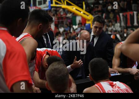 Trainer Attilio CAJA von Openjobmetis in Aktion während der Italien Lega Korb der Serie A , Openjobmetis Varese - Fortitudo Bologna am 6. Oktober 2019 in Varese Palasport Enerxenia Arena (Foto von Fabio Averna/NurPhoto) Stockfoto