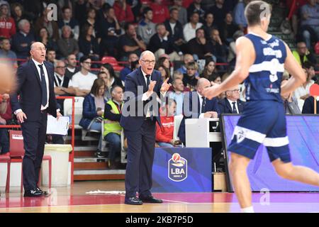 Trainer Attilio CAJA von Openjobmetis in Aktion während der Italien Lega Korb der Serie A , Openjobmetis Varese - Fortitudo Bologna am 6. Oktober 2019 in Varese Palasport Enerxenia Arena (Foto von Fabio Averna/NurPhoto) Stockfoto