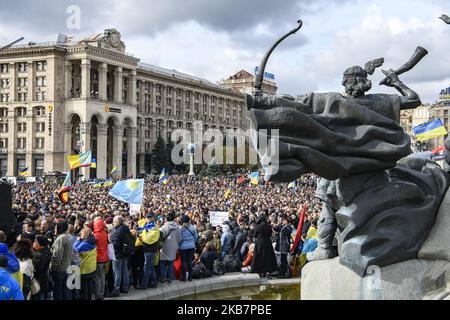 Menschen nehmen an einer Kundgebung gegen die Genehmigung der sogenannten Steinmeier-Formel in Kiew, Ukraine, am 6. Oktober 2019 Teil. (Foto von Maxym Marusenko/NurPhoto) Stockfoto