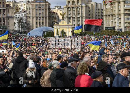 Menschen nehmen an einer Kundgebung gegen die Genehmigung der sogenannten Steinmeier-Formel in Kiew, Ukraine, am 6. Oktober 2019 Teil. (Foto von Maxym Marusenko/NurPhoto) Stockfoto