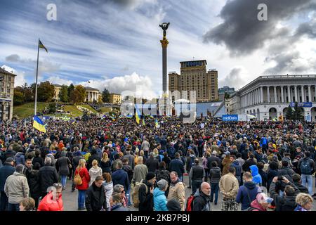 Menschen nehmen an einer Kundgebung gegen die Genehmigung der sogenannten Steinmeier-Formel in Kiew, Ukraine, am 6. Oktober 2019 Teil. (Foto von Maxym Marusenko/NurPhoto) Stockfoto