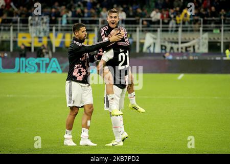 Gonzalo Higuain von Juventus und Paulo Dybala von Juventus feiern am 6. Oktober 2019 im Stadio Giuseppe Meazza in Mailand, Italien, einen Sieg am Ende der Serie A zwischen dem FC Internazionale und Juventus. (Foto von Giuseppe Cottini/NurPhoto) Stockfoto