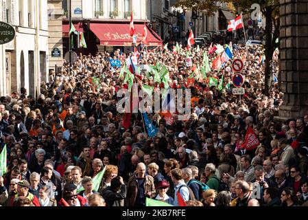 Ein Blick auf die Prozession von Tausenden Demonstranten, die am Sonntag, dem 6. Oktober 2019, unter dem Motto "Liberté Egalité Paternité" durch die Straßen von Paris mit Fahnen des Manif Pour Tous und anderer gegen die GPA marschieren, wo mehrere Zehntausende Menschen waren (Zwischen 75.000 und 600.000) reagierte auf den Aufruf der „Manif Pour Tous“-Bewegung, an der großen Mobilisierung mit dem Titel „Marchons Enfants“ in Paris teilzunehmen, um gegen das Bioethik-Gesetz zu protestieren, das PMA (medizinisch unterstützte Fortpflanzung) für homosexuelle Paare legalisiert. (Foto von Samuel Boivin/NurPhoto) Stockfoto