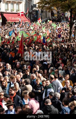 Ein Blick auf die Prozession von Tausenden Demonstranten, die am Sonntag, dem 6. Oktober 2019, unter dem Motto "Liberté Egalité Paternité" durch die Straßen von Paris mit Fahnen des Manif Pour Tous und anderer gegen die GPA marschieren, wo mehrere Zehntausende Menschen waren (Zwischen 75.000 und 600.000) reagierte auf den Aufruf der „Manif Pour Tous“-Bewegung, an der großen Mobilisierung mit dem Titel „Marchons Enfants“ in Paris teilzunehmen, um gegen das Bioethik-Gesetz zu protestieren, das PMA (medizinisch unterstützte Fortpflanzung) für homosexuelle Paare legalisiert. (Foto von Samuel Boivin/NurPhoto) Stockfoto