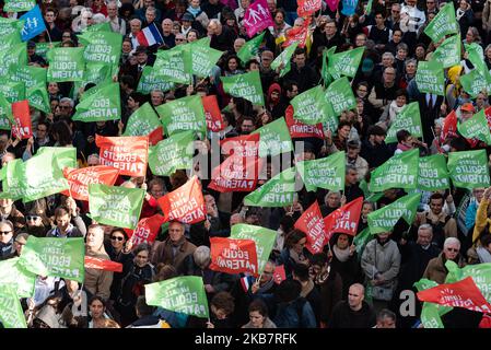 Ein Blick auf die Prozession von Tausenden Demonstranten, die am Sonntag, dem 6. Oktober 2019, unter dem Motto "Liberté Egalité Paternité" durch die Straßen von Paris mit Fahnen des Manif Pour Tous und anderer gegen die GPA marschieren, wo mehrere Zehntausende Menschen waren (Zwischen 75.000 und 600.000) reagierte auf den Aufruf der „Manif Pour Tous“-Bewegung, an der großen Mobilisierung mit dem Titel „Marchons Enfants“ in Paris teilzunehmen, um gegen das Bioethik-Gesetz zu protestieren, das PMA (medizinisch unterstützte Fortpflanzung) für homosexuelle Paare legalisiert. (Foto von Samuel Boivin/NurPhoto) Stockfoto