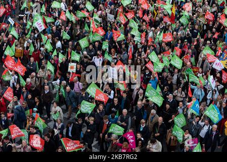 Ein Blick auf die Prozession von Tausenden Demonstranten, die am Sonntag, dem 6. Oktober 2019, unter dem Motto "Liberté Egalité Paternité" durch die Straßen von Paris mit Fahnen des Manif Pour Tous und anderer gegen die GPA marschieren, wo mehrere Zehntausende Menschen waren (Zwischen 75.000 und 600.000) reagierte auf den Aufruf der „Manif Pour Tous“-Bewegung, an der großen Mobilisierung mit dem Titel „Marchons Enfants“ in Paris teilzunehmen, um gegen das Bioethik-Gesetz zu protestieren, das PMA (medizinisch unterstützte Fortpflanzung) für homosexuelle Paare legalisiert. (Foto von Samuel Boivin/NurPhoto) Stockfoto