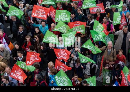 Ein Blick auf die Prozession von Tausenden Demonstranten, die am Sonntag, dem 6. Oktober 2019, unter dem Motto "Liberté Egalité Paternité" durch die Straßen von Paris mit Fahnen des Manif Pour Tous und anderer gegen die GPA marschieren, wo mehrere Zehntausende Menschen waren (Zwischen 75.000 und 600.000) reagierte auf den Aufruf der „Manif Pour Tous“-Bewegung, an der großen Mobilisierung mit dem Titel „Marchons Enfants“ in Paris teilzunehmen, um gegen das Bioethik-Gesetz zu protestieren, das PMA (medizinisch unterstützte Fortpflanzung) für homosexuelle Paare legalisiert. (Foto von Samuel Boivin/NurPhoto) Stockfoto