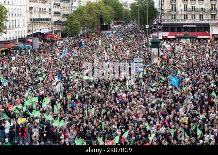 Ein Blick auf die Prozession von Tausenden Demonstranten, die am Sonntag, dem 6. Oktober 2019, unter dem Motto "Liberté Egalité Paternité" durch die Straßen von Paris mit Fahnen des Manif Pour Tous und anderer gegen die GPA marschieren, wo mehrere Zehntausende Menschen waren (Zwischen 75.000 und 600.000) reagierte auf den Aufruf der „Manif Pour Tous“-Bewegung, an der großen Mobilisierung mit dem Titel „Marchons Enfants“ in Paris teilzunehmen, um gegen das Bioethik-Gesetz zu protestieren, das PMA (medizinisch unterstützte Fortpflanzung) für homosexuelle Paare legalisiert. (Foto von Samuel Boivin/NurPhoto) Stockfoto