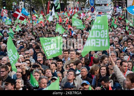 Ein Blick auf die Prozession von Tausenden Demonstranten, die am Sonntag, dem 6. Oktober 2019, unter dem Motto "Liberté Egalité Paternité" durch die Straßen von Paris mit Fahnen des Manif Pour Tous und anderer gegen die GPA marschieren, wo mehrere Zehntausende Menschen waren (Zwischen 75.000 und 600.000) reagierte auf den Aufruf der „Manif Pour Tous“-Bewegung, an der großen Mobilisierung mit dem Titel „Marchons Enfants“ in Paris teilzunehmen, um gegen das Bioethik-Gesetz zu protestieren, das PMA (medizinisch unterstützte Fortpflanzung) für homosexuelle Paare legalisiert. (Foto von Samuel Boivin/NurPhoto) Stockfoto