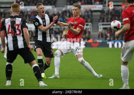 Scott McTominay von Manchester United stößt beim Premier League-Spiel zwischen Newcastle United und Manchester United im St. James's Park, Newcastle, am Sonntag, den 6.. Oktober 2019, auf Sean Longstaff von Newcastle United. (Foto von Mark Fletcher/MI News/NurPhoto) Stockfoto