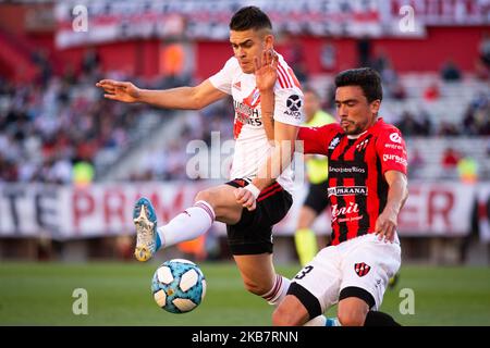 Rafael Santos Borré von River Plate kämpft während eines Spiels zwischen River Plate und Patronato im Rahmen der Superliga Argentina 2019/20 im Estadio Monumental Antonio Vespucio Liberti am 06. Oktober 2019 in Buenos Aires, Argentinien, um den Ball mit Bruno Uribarri von Patronato. (Foto von Manuel Cortina/NurPhoto) Stockfoto