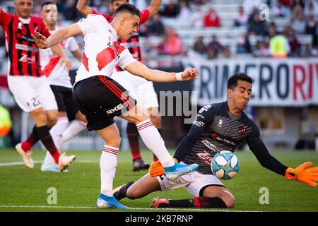 Rafael Santos Borré von River Plate kämpft während eines Spiels zwischen River Plate und Patronato im Rahmen der Superliga Argentina 2019/20 im Estadio Monumental Antonio Vespucio Liberti am 06. Oktober 2019 in Buenos Aires, Argentinien, um den Ball mit Torwart Matias Ibañez. (Foto von Manuel Cortina/NurPhoto) Stockfoto