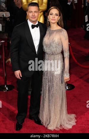 (FILE) Angelina Jolie spricht über die Scheidung von Brad Pitt: „Ich fühlte eine tiefe und echte Traurigkeit“. HOLLYWOOD, LOS ANGELES, KALIFORNIEN, USA – 02. MÄRZ: Die Schauspieler Brad Pitt (mit Tom Ford und seinem eigenen Schmuck) und Angelina Jolie Pitt (mit einem Elie Saab-Kleid, Ferragamo-Schuhen und -Clutch und Robert Procop Jewels) kommen zu den Annual Academy Awards 86., die am 2. März 2014 im Dolby Theater in Hollywood, Los Angeles, Kalifornien, USA, stattfinden. (Foto von Xavier Collin/Image Press Agency/NurPhoto) Stockfoto