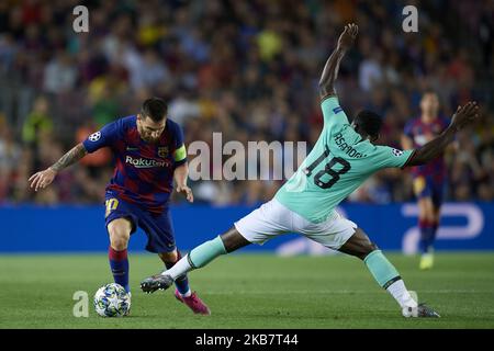 Lionel Messi aus Barcelona und Kwadwo Asamoah von Inter aus Mailand treten beim UEFA Champions League-Spiel der Gruppe F zwischen dem FC Barcelona und Inter am 2. Oktober 2019 im Camp Nou in Barcelona, Spanien, um den Ball an. (Foto von Jose Breton/Pics Action/NurPhoto) Stockfoto