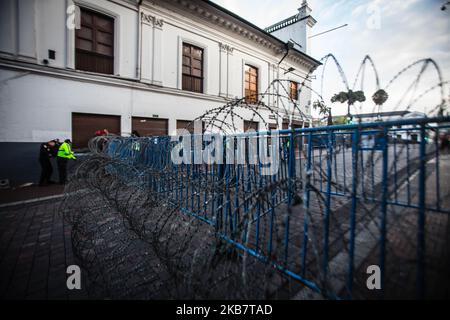 Das historische Zentrum von Quito wurde am 7. Oktober 2019 unter dem Schutz der Streitkräfte Ecuadors aufgewacht. In einem Ausnahmezustand legitimieren Lenin Moeno und der Verteidigungsminister den Einsatz von Gewalt. Mehrere Kriegspanzer drangen in die Umgebung von Carondelet ein.(Foto: Rafael Rodriguez/NurPhoto) Stockfoto