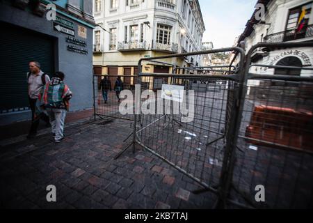 Das historische Zentrum von Quito wurde am 7. Oktober 2019 unter dem Schutz der Streitkräfte Ecuadors aufgewacht. In einem Ausnahmezustand legitimieren Lenin Moeno und der Verteidigungsminister den Einsatz von Gewalt. Mehrere Kriegspanzer drangen in die Umgebung von Carondelet ein.(Foto: Rafael Rodriguez/NurPhoto) Stockfoto