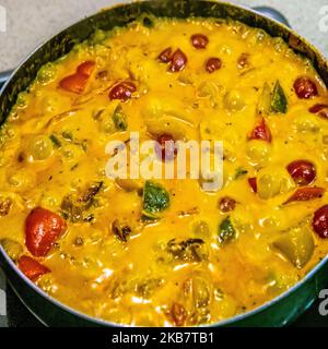 Hausgemachtes rotes Thai Curry mit Huhn. Stockfoto