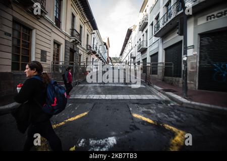 Das historische Zentrum von Quito wurde am 7. Oktober 2019 unter dem Schutz der Streitkräfte Ecuadors aufgewacht. In einem Ausnahmezustand legitimieren Lenin Moeno und der Verteidigungsminister den Einsatz von Gewalt. Mehrere Kriegspanzer drangen in die Umgebung von Carondelet ein.(Foto: Rafael Rodriguez/NurPhoto) Stockfoto