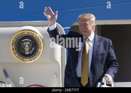 US-Präsident Donald Trump trifft am 17. September 2019 auf dem Moffett Federal Airfield in Mountain View, Kalifornien, ein. Trump nimmt an einem Runden Tisch mit Unterstützern und einem Mittagessen des Fundraising-Komitees in Portola Valley, Kalifornien, Teil. (Foto von Yichuan Cao/NurPhoto) Stockfoto