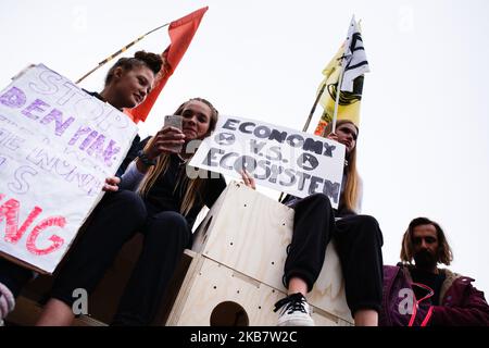 Am 7. Oktober 2019 demonstrieren Mitglieder der Aktivistengruppe Extinction Rebellion (XR) am Trafalgar Square am Eröffnungstag der lang geplanten "Internationalen Rebellion" in London, England. Die Gruppenmitglieder beabsichtigen, bis mindestens nächsten Samstag, den 19. Oktober, 12 Standorte rund um Regierungsgebäude in Westminster zu besetzen, um das Gebiet zu „schützen“, um die Gesetzgeber zu drängen, weitere und schnellere Maßnahmen zu ergreifen, um den Verlust an biologischer Vielfalt zu stoppen und die Treibhausgasemissionen zu senken. Ähnliche Blockaden durch Aussterben Rebellion in der Stadt im April, an Orten wie Oxford Circus und Waterloo Bridge Stockfoto