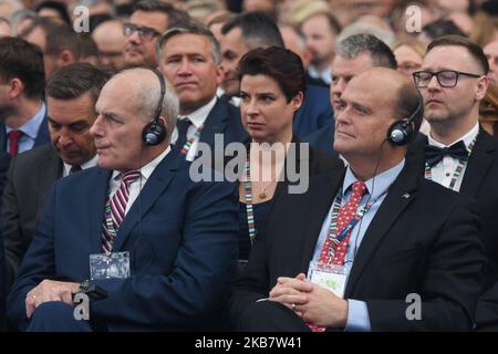 (L-R) John F. Kelly, ein ehemaliger Stabschef des Weißen Hauses, Tom Reed, ein amerikanischer Anwalt und ein republikanischer Politiker, beim Wirtschaftsforum des Kongresses 590 im G2A Arena Exhibition and Congress Center in Jasionka, in der Nähe von Rzeszow. Der Kongress 590, eine zweitägige Veranstaltung, dient am Montag, den 7. Oktober 2019, in Jasionka, Rzeszow, Polen als Forum für den Austausch von Ideen zu Wirtschaft, Wissenschaft, Politik und Gesetzgebung, um das Wirtschaftswachstum Polens besser zu fördern. (Foto von Artur Widak/NurPhoto) Stockfoto