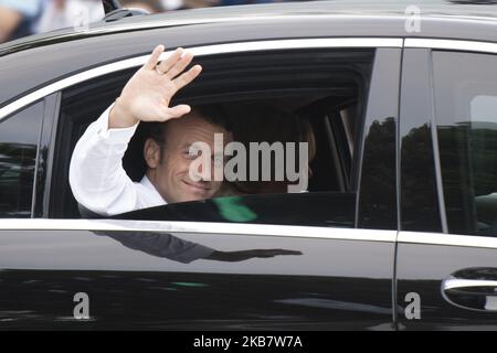 Der französische Präsident Emmanuel Macron winkt der Menge zu, die vor dem Osaka Geihinkan vor dem Kulturprogramm des Gipfeltreffens G20 wartet. Der Gipfel findet am 28. Und 29. Juni 2019 im JAPANISCHEN INTEX in Osaka statt. (Foto von Yichuan Cao/NurPhoto) Stockfoto