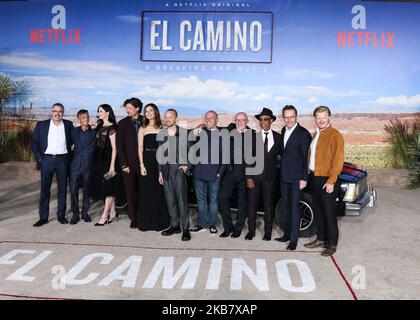 WESTWOOD, LOS ANGELES, KALIFORNIEN, USA - OKTOBER 07: Vince Gilligan, Charles Baker, Krysten Ritter, Matt Jones, Betsy Brandt, Aaron Paul, Dean Norris, Jonathan Banks, Giancarlo Esposito, Bryan Cranston und Jesse Plemons kommen zur Los Angeles-Premiere von Netflix's „El Camino: A Breaking Bad Movie“, die am 7. Oktober 2019 im Regency Village Theatre in Westwood, Los Angeles, Kalifornien, USA, stattfand. (Foto von Xavier Collin/Image Press Agency/NurPhoto) Stockfoto