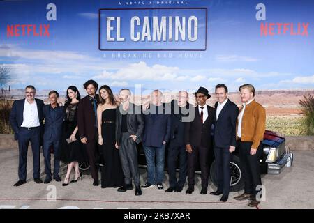 WESTWOOD, LOS ANGELES, KALIFORNIEN, USA - OKTOBER 07: Vince Gilligan, Charles Baker, Krysten Ritter, Matt Jones, Betsy Brandt, Aaron Paul, Dean Norris, Jonathan Banks, Giancarlo Esposito, Bryan Cranston und Jesse Plemons kommen zur Los Angeles-Premiere von Netflix's „El Camino: A Breaking Bad Movie“, die am 7. Oktober 2019 im Regency Village Theatre in Westwood, Los Angeles, Kalifornien, USA, stattfand. (Foto von Xavier Collin/Image Press Agency/NurPhoto) Stockfoto