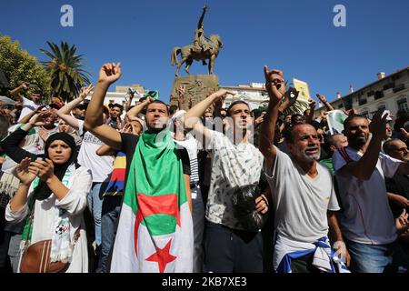 Algerische Demonstranten, die Nationalflaggen tragen, singen während einer Studentendemonstration gegen die Verschiebung der Präsidentschaftswahlen in Algier, Algerien, 08. Oktober 2019, Slogans. Berichten zufolge wird Algerien am 12. Dezember, nachdem die Abstimmung im Juli verschoben wurde, Wahlen abhalten, und zwar inmitten eines politischen Vakuums seit dem Rücktritt von Präsident Abdelaziz Bouteflika. (Foto von Bilral Bensalem/NurPhoto) Stockfoto